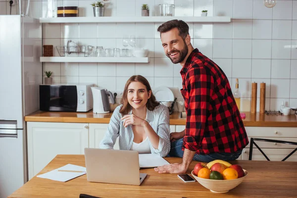 Couple Heureux Souriant Caméra Tandis Que Homme Assis Sur Table — Photo