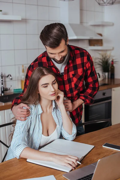 Young Man Touching Shoulders Attentive Freelancer Looking Laptop Notebook Smartphone — Stock Photo, Image