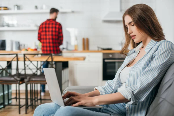 Foco Seletivo Muito Freelancer Trabalhando Laptop Cozinha Perto Namorado Segundo — Fotografia de Stock