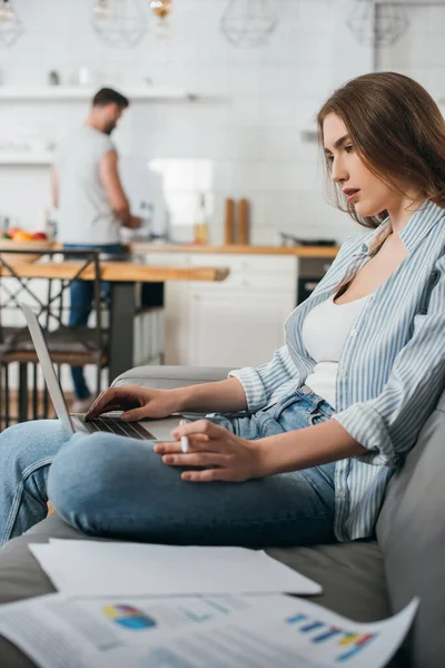 Selective Focus Attractive Freelancer Working Laptop Kitchen Boyfriend Background — Stock Photo, Image