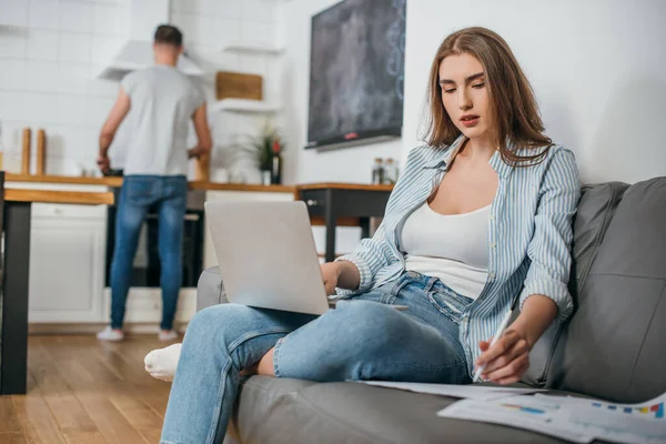 Foco Seletivo Freelancer Atraente Trabalhando Laptop Cozinha Perto Namorado Segundo — Fotografia de Stock