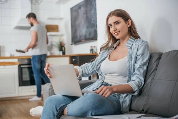 Enfoque Selectivo Sonriente Freelancer Trabajando Ordenador Portátil Cocina Cerca Novio — Foto de Stock