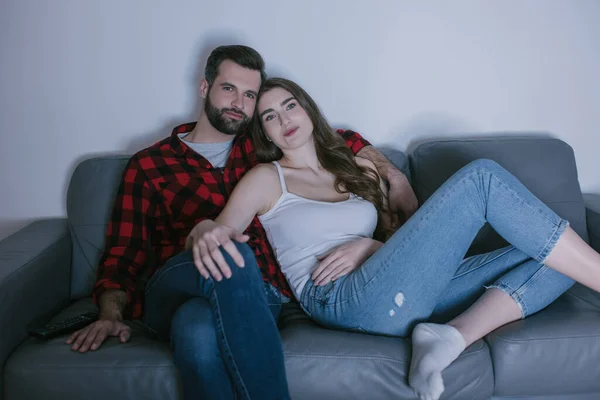 Joven Sonriente Pareja Viendo Televisión Sofá Casa — Foto de Stock