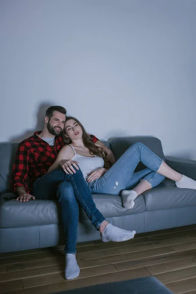 Young Smiling Couple Watching Sofa Home — Stock Photo, Image