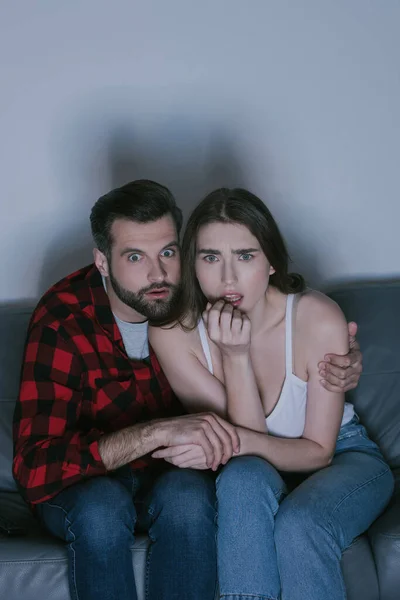 Pareja Asustada Tomados Mano Mientras Ven Película Juntos Casa — Foto de Stock