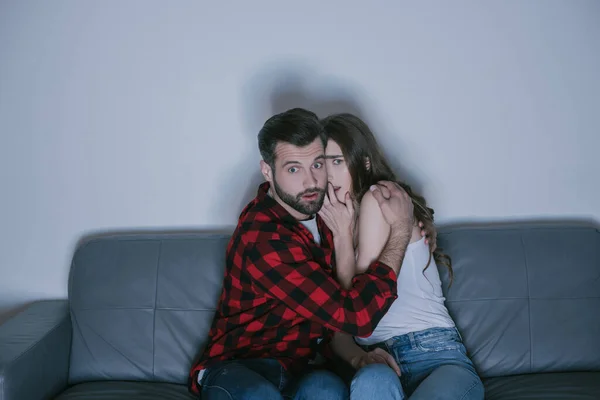 Asustado Pareja Abrazando Mientras Viendo Película Casa — Foto de Stock