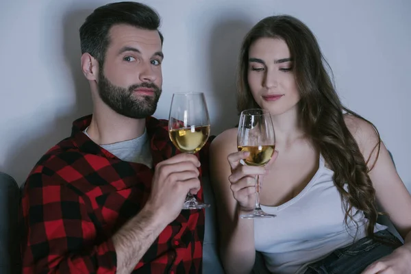 Homem Alegre Atraente Menina Segurando Copos Vinho Branco — Fotografia de Stock