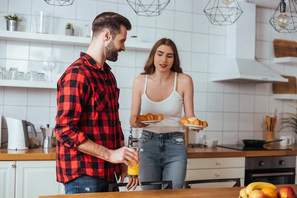 Vonzó Lány Gazdaság Tányérok Finom Croissant Közelében Barátja Kezében Pohár — Stock Fotó