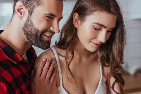 Happy Young Man Touching Shoulder Beautiful Smiling Girlfriend — Stock Photo, Image