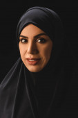 Portrét krásného muslimského uprchlíka v hidžábu izolovaný na černém 