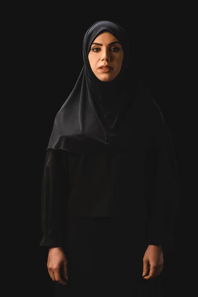 Indah Muslim Wanita Dalam Jilbab Melihat Kamera Terisolasi Pada Hitam — Stok Foto