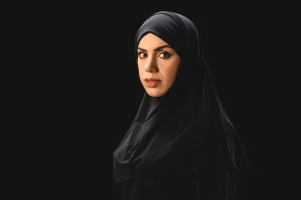 Vista Lateral Hermosa Mujer Musulmana Mirando Cámara Aislada Negro — Foto de Stock
