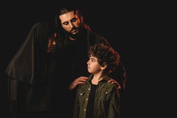 Müslüman Anne Babalar Oğullarını Kucaklıyor — Stok fotoğraf