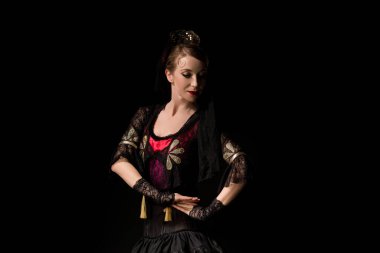 Siyah elbiseler içinde dans eden çekici dansçı. 