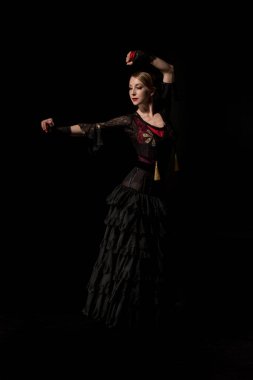 Siyah elbiseler içinde dans eden çekici flamenko dansçısı.
