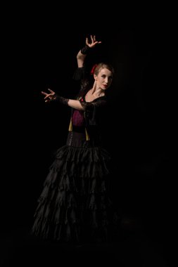 Siyah giyinmiş güzel flamenko dansçısı.