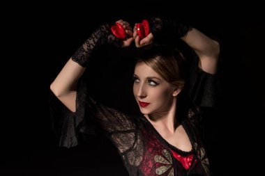 Siyah üzerine izole edilmiş flamenko dansı yaparken kastanyetleri tutan çekici dansçı. 