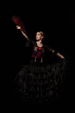 Güzel bir flamenko dansçısı. Yelpazeye bakıyor ve siyah giyiniyor. 