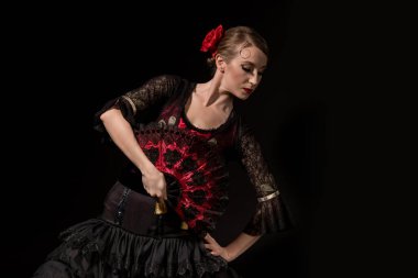 Kalçasında yelpaze olan zarif bir flamenko dansçısı. 