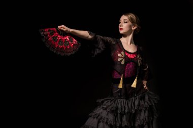 Siyah üzerine izole edilmiş yelpaze ve dans eden zarif bir kadın. 