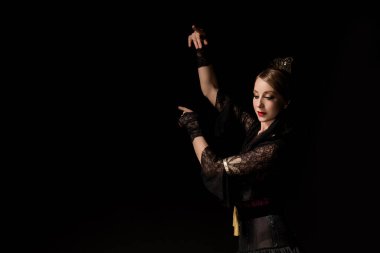 Seçkin flamenko dansçısı, dans edip, el kol hareketi yaparken... 