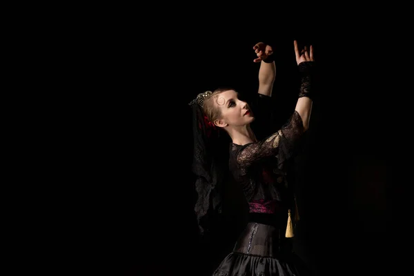 Gyönyörű Táncos Ruha Gesztikuláló Tánc Közben Flamenco Elszigetelt Fekete — Stock Fotó