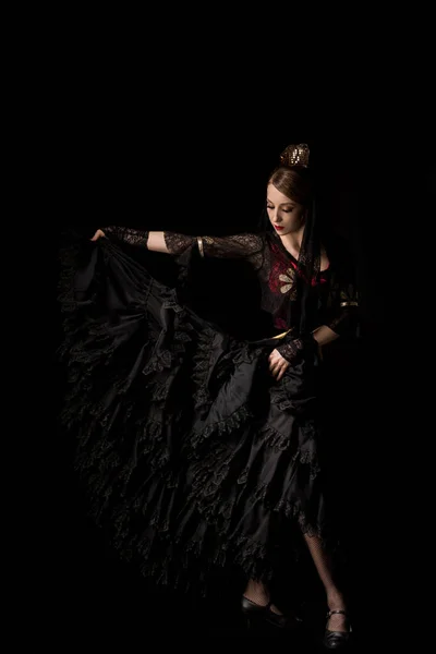 Hermosa Bailarina Tocando Vestido Mientras Baila Flamenco Aislado Negro — Foto de Stock