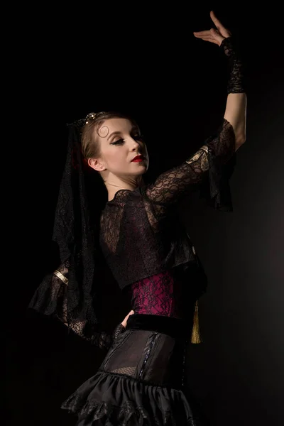 Belle Danseuse Regardant Caméra Tout Dansant Flamenco Isolé Sur Noir — Photo