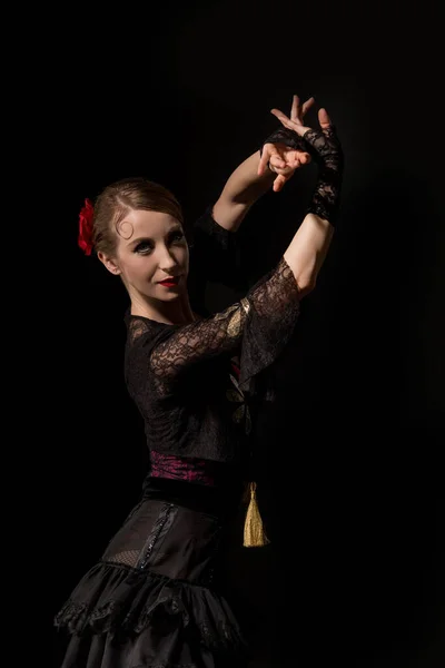 Dançarina Atraente Olhando Para Câmera Dança Flamenco Isolado Preto — Fotografia de Stock