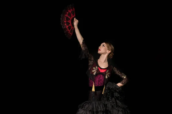 Όμορφη Χορεύτρια Κοιτάζοντας Ανεμιστήρα Ενώ Χορό Φλαμένκο Απομονώνονται Μαύρο — Φωτογραφία Αρχείου