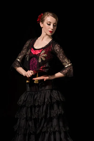 Jovem Dançarina Segurando Enquanto Dança Flamenco Isolado Preto — Fotografia de Stock