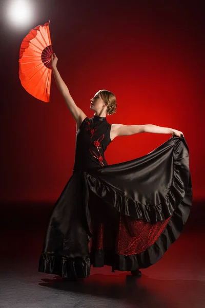 Elegante Ballerina Flamenco Abito Che Tiene Fan Mentre Balla Sul — Foto Stock