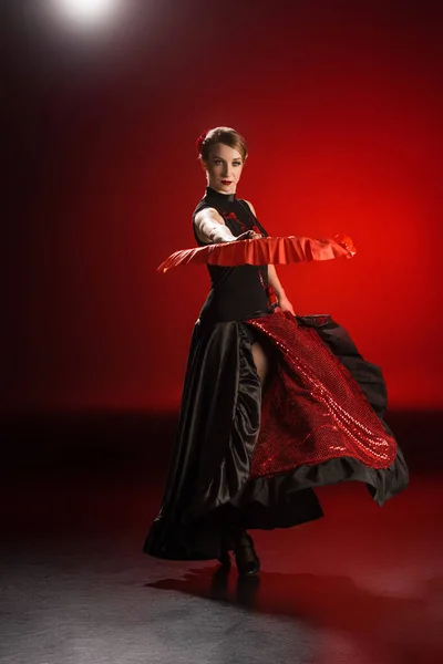 Femme Élégante Robe Tenant Ventilateur Tout Dansant Flamenco Sur Rouge — Photo