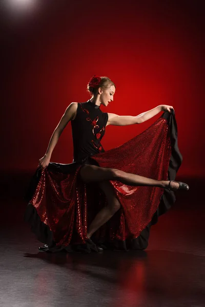 Mujer Joven Bonita Tocando Vestido Mientras Baila Flamenco Sobre Rojo — Foto de Stock