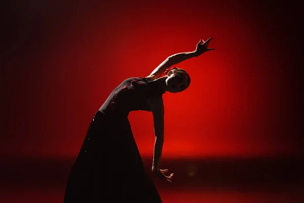 Silueta Mujer Joven Atractiva Bailando Flamenco Sobre Rojo — Foto de Stock