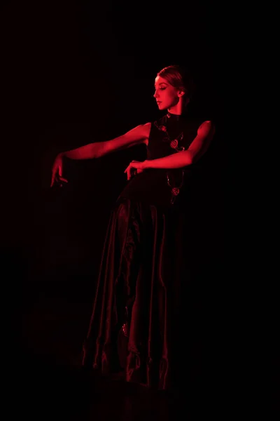 Iluminación Roja Sobre Bailarina Flamenca Traje Baile Aislado Sobre Negro — Foto de Stock