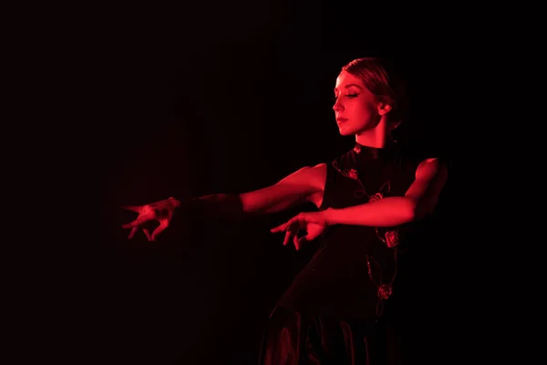 Червоне Освітлення Красивій Жінці Танцює Фламенко Ізольовано Чорному — стокове фото