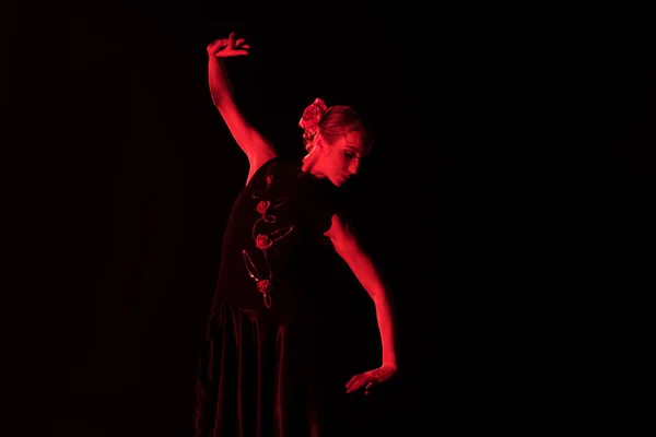 Iluminação Vermelha Elegante Jovem Mulher Dançando Flamenco Isolado Preto — Fotografia de Stock