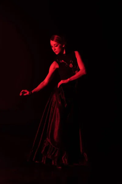 Κόκκινο Φωτισμό Όμορφη Νεαρή Γυναίκα Χορό Φλαμένκο Απομονώνονται Μαύρο — Φωτογραφία Αρχείου