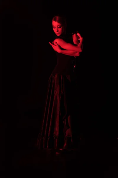 Iluminación Roja Sobre Mujer Elegante Bailando Flamenco Aislado Sobre Negro —  Fotos de Stock