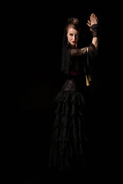 Çekici Genç Flamenko Dansçısı Dans Ediyor Siyahların Üzerinde Çırpıyor — Stok fotoğraf