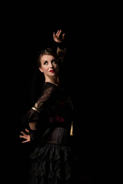 Elegante Flamenco Danser Kijken Weg Dansen Geïsoleerd Zwart — Stockfoto