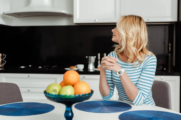 Selective Focus Woman Sitting Fresh Fruits Table Kitchen — Stock Photo, Image