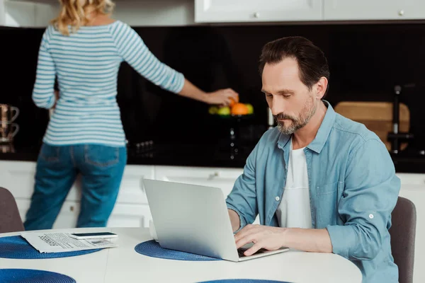 Man Using Laptop While Wife Taking Orange Kitchen — Stock Photo, Image