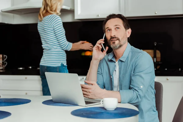 Selectieve Focus Van Mens Praten Smartphone Buurt Van Laptop Kopje — Stockfoto