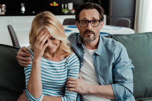 Handsome Mature Man Hugging Smiling Wife Couch — Stock Photo, Image