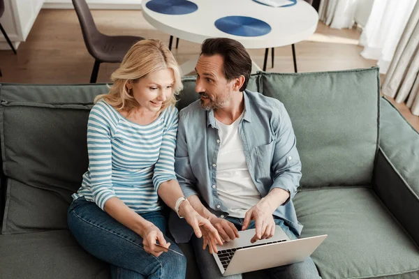 High Angle View Smiling Woman Holding Credit Card Husband Pointing — Stock Photo, Image