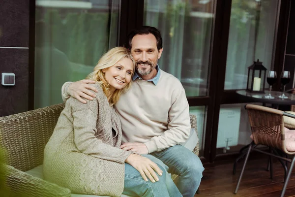 Selectieve Focus Van Lachende Man Knuffelen Vrouw Rieten Bank Terras — Stockfoto