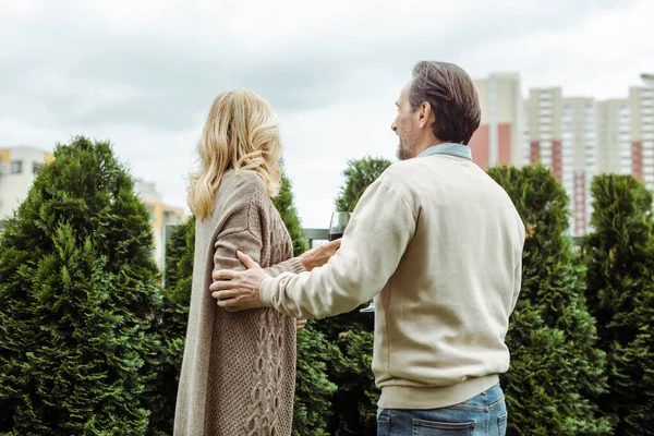 Mature Man Embracing Wife Glass Wine Urban Street — Stock Photo, Image