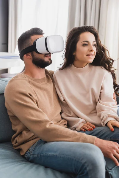 Gadis Cantik Duduk Sofa Dekat Pacar Berjenggot Virtual Reality Headset — Stok Foto
